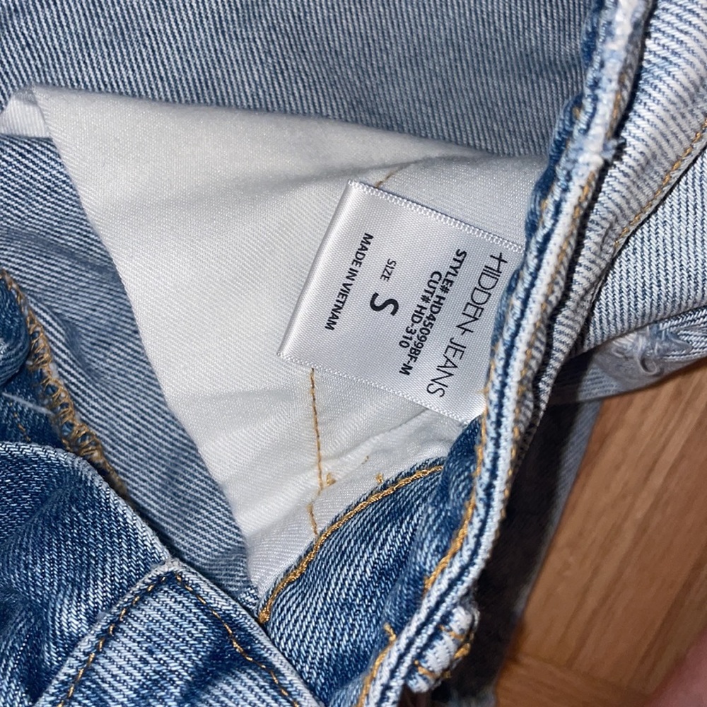 Distressed jean short - Picture 7 of 7